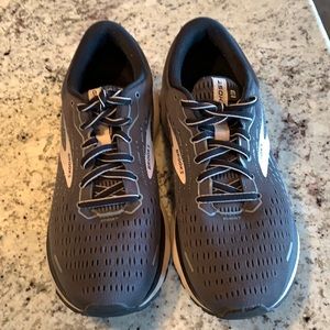 Brooks Ghost 13 running/walking shoes size 8.5
